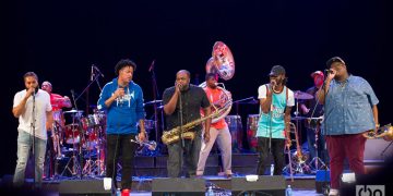 La banda The Soul Rebels, de Nueva Orleans, en la apertura del Festival Jazz Plaza, en el Teatro Nacional de La Habana, el 14 de enero de 2020. Foto: Enrique Smith.