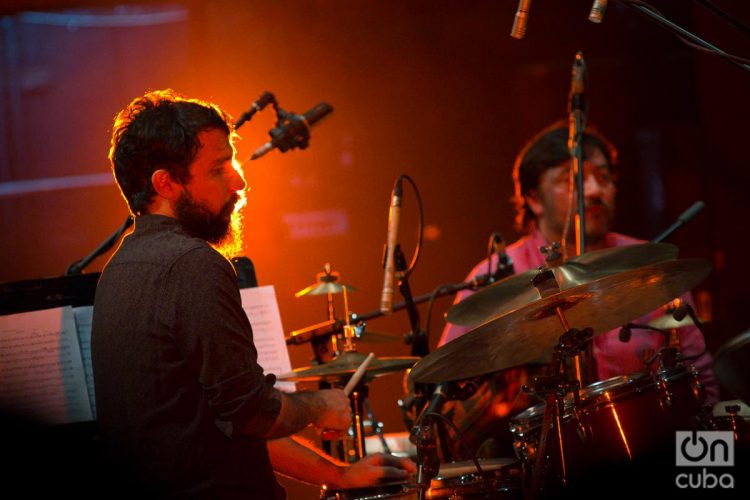 El baterista Oliver Valdés durante un concierto en el Teatro Nacional de La Habana. Foto: Enrique Smith / Archivo.