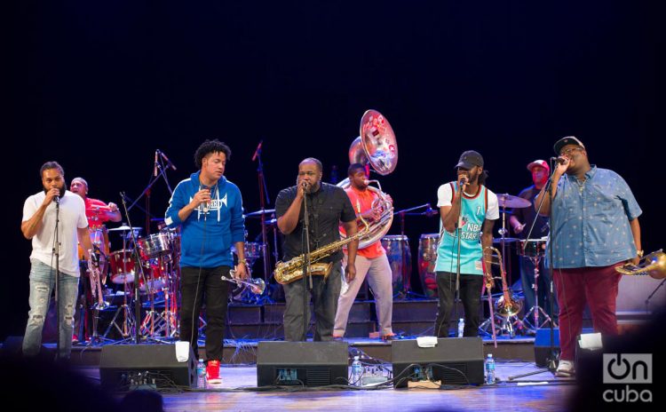 La banda The Soul Rebels, de Nueva Orleans, en la apertura del Festival Jazz Plaza, en el Teatro Nacional de La Habana, el 14 de enero de 2020. Foto: Enrique Smith.