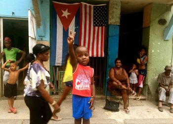 Fotograma cedido por el Festival Sundance que muestra a un grupo de niños en La Habana, en una imagen del documental "Epicentro", del realizar austríaco Hubert Sauper. Foto: Festival Sundance / EFE.