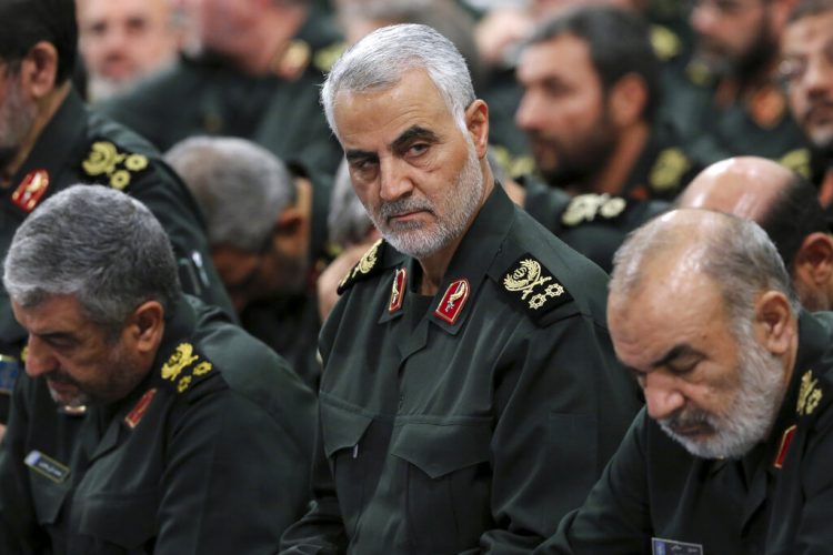 En esta fotografía de archivo del 18 de septiembre de 2016 tomada de la página de internet de la Oficina del Líder Supremo Iraní, se ve al general de la Guardia Revolucionaria, Qassim Soleimani, al centro, durante una reunión en Teherán. (Oficina del Líder Supremo Iraní vía AP, Archivo).