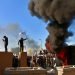 Manifestantes encienden una pira enfrente de la embajada de Estados Unidos en Bagdad, Irak, el martes 31 de diciembre de 2019. (AP Foto/Khalid Mohammed)