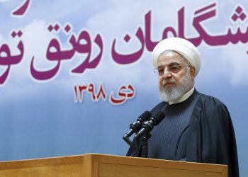 En esta imagen proporcionada por el sitio web de la Oficina de la Presidencia Iraní, Hasán Rohaní habla en un mitin en Teherán, Irán, el martes 14 de enero de 2020. Foto: Oficina de presidencia iraní vía AP.