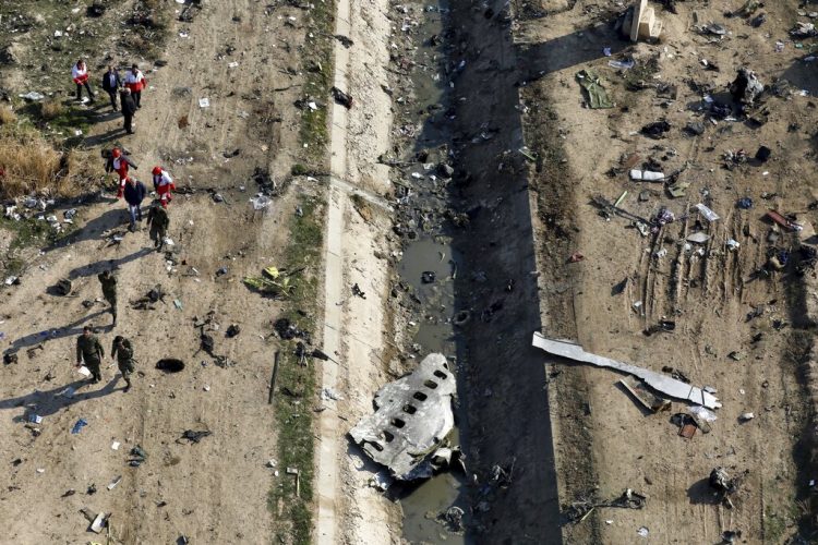 ARCHIVO - En esta fotografía de archivo del miércoles 8 de enero de 2020, varios rescatistas registran el sitio donde se estrelló un jet de pasajeros ucraniano en Shahedshahr, al suroeste de Teherán, Irán. (AP Foto/Ebrahim Noroozi, archivo)