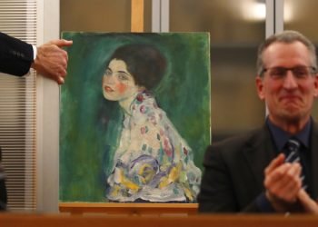 Una pintura hallada el pasado diciembre entre las paredes de museo se exhibe en una conferencia de prensa en Piacenza, Italia, el viernes 17 de enero del 2020. Expertos en arte confirmaron que se trata de la pintura robada de Gustav Klimt "Retrato de una dama", dijeron fiscales el viernes. (AP Foto/Antonio Calanni)