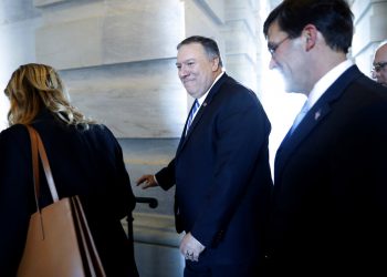 El secretario norteamericano de Estado, Mike Pompeo, al centro, y el secretario de Defensa, Mark Sper, a la derecha, se retiran el 8 de enero de 2020 del Capitolio, en Washington, después de informar a senadores sobre los detalles del peligro que obligó a Estados Unidos a asesinar la semana pasada al general iraní Qassem Soleimani en Irak. . (AP Foto/ Jacquelyn Martin)