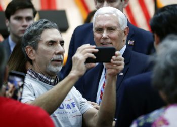El vicepresidente Mike Pence, a la derecha, posa para una foto con un simpatizante al término de un acto de campaña en Kissimmee, Florida, el jueves 16 de enero de 2020. (AP Foto/John Raoux)
