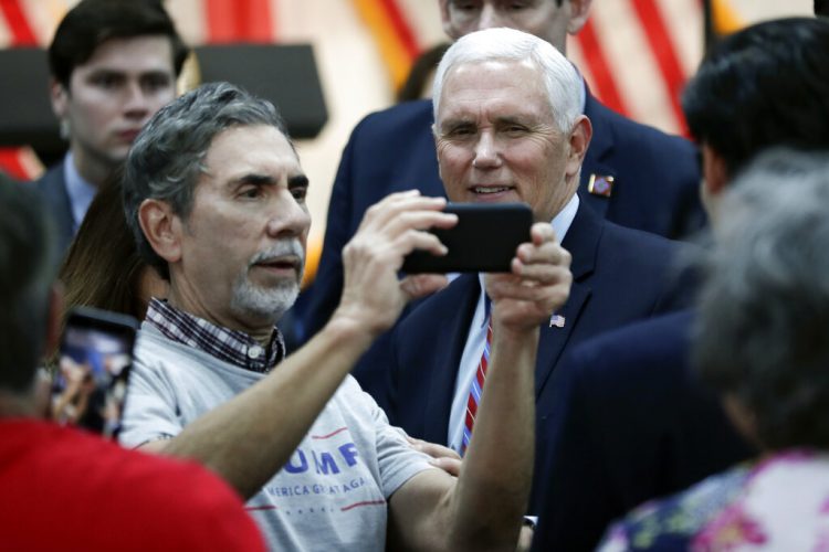 El vicepresidente Mike Pence, a la derecha, posa para una foto con un simpatizante al término de un acto de campaña en Kissimmee, Florida, el jueves 16 de enero de 2020. (AP Foto/John Raoux)