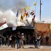 Milicianos proiraníes y sus partidarios provocan un incendio mientras soldados estadounidenses lanzan gases lacrimógenos en la embajada de Estados Unidos en Bagdad el 1 de enero de 2020. Foto: Khalid Mohammed/AP.