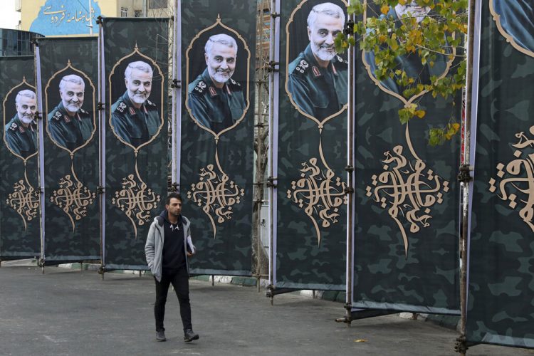 Un hombre pasa junto a carteles con la imagen del general de la Guardia Revolucionaria Qassem Soleimani, que murió en un ataque de Estados Unidos en Bagdad, en una calle de Teherán, Irán, el 4 de enero de 2020. (AP Foto/Vahid Salemi)