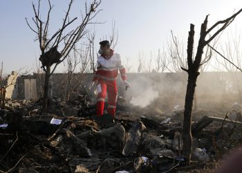 Un rescatistas busca entre los escombros en el lugar donde se estrelló un avión de pasajeros ucraniano, en Shahedshahr, al suroeste de Teherán, Irán, el 8 de enero de 2020. Foto: AP/Ebrahim Noroozi