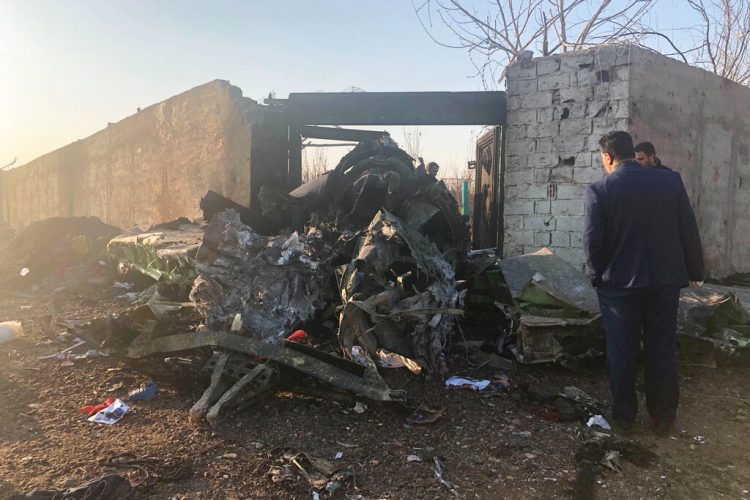 Restos del avión ucraniano que se estrelló poco después de despegar en las afueras de Teherán, Irán, el 8 de enero de 2019. Foto: Mohammed Nasiri/AP.