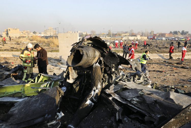 Restos de un avión ucraniano que se estrelló poco después de despegar en Shahedshahr, en el suroeste de Teherán, Irán. (AP Foto/Ebrahim Noroozi)