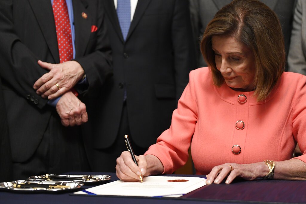 La presidenta de la Cámara de Representantes Nancy Pelosi, firma el acta para enviar dos cargos de juicio político contra el presidente Donald Trump al Senado en el Capitolio, el miércoles 15 de enero de 2020, en Washington. Foto: AP/Susan Walsh