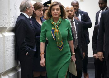 La presidenta de la Cámara de Representantes, Nancy Pelosi, sale de una reunión a puertas cerradas con el bloque demócrata en el Congreso, Washington, el martes 14 de enero de 2020. Foto: J. Scott Applewhite / AP.