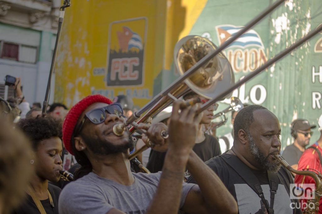 Desfile de artistas de Nueva Orleans y Cuba por la Habana Vieja como parte del 35 Festival Jazz Plaza, el 15 de enero de 2020. Foto: Otmaro Rodríguez.