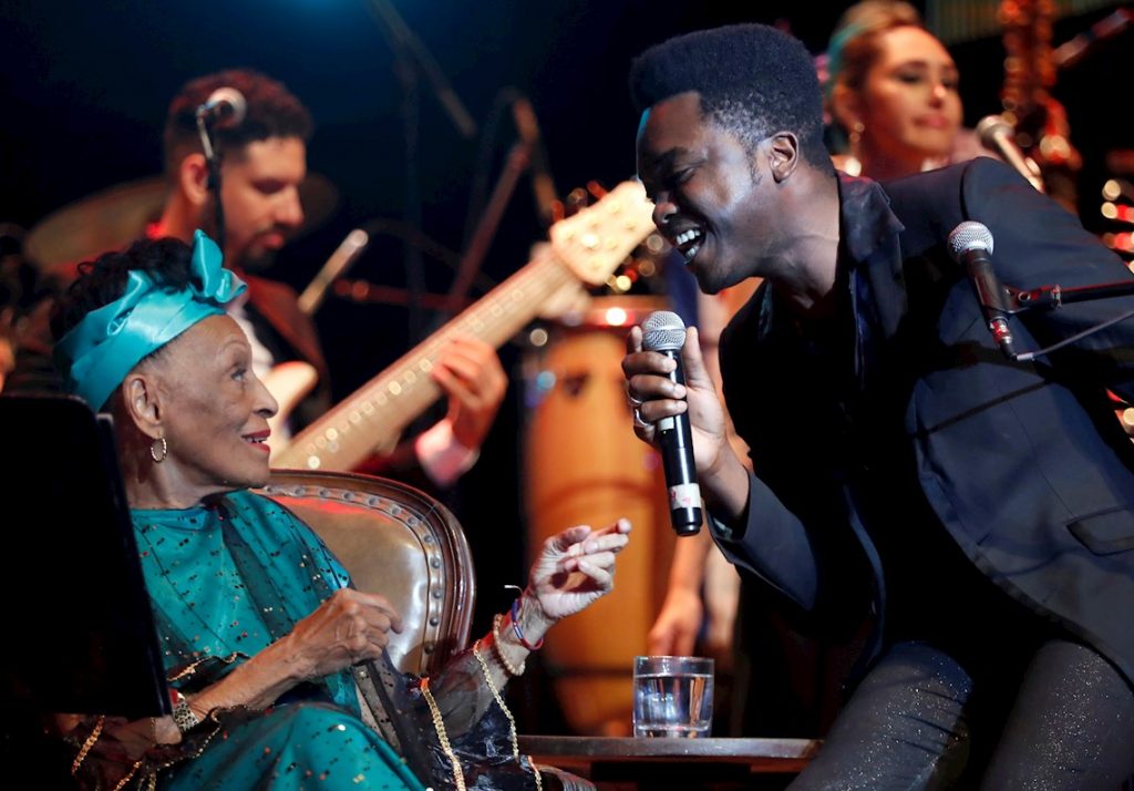La cantante cubana Omara Portuondo junto al joven músico Cimafunk, en el concierto homenaje organizado por el músico Roberto Fonseca, durante la clausura del 35 Festival de Jazz Plaza de La Habana, el 19 de enero de 2020. Foto: Ernesto Mastrascusa / EFE.