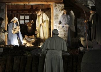 El papa Francisco presencia una representación del nacimiento de Jesús expuesto en la Plaza de San Pedro después de presidir una ceremonia en vísperas de la Fiesta de Santa María y el Te Deum de Acción de Gracias de fin de año en la Basilica de San Pedro en el Vaticano, el martes 31 de diciembre de 2019. (AP Foto/Gregorio Borgia)