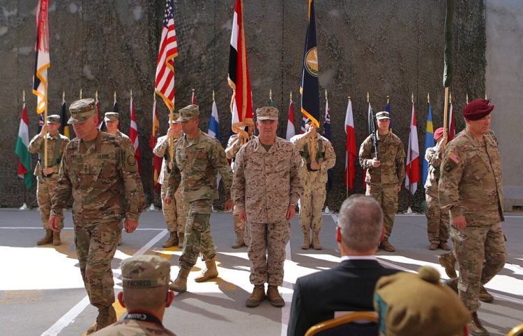 En esta fotografía del 14 de septiembre de 2019, elementos del ejército de Estados Unidos participan en una ceremonia en Bagdad, Irak. (AP Foto/Khalid Mohammed, Archivo)