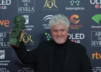 El director Pedro Almodóvar posa tras ganar el premio Goya a la mejor película por "Dolor y gloria", la madrugada del domingo 26 de enero del 2020 en Málaga, España. (AP Foto/Manu Fernández)