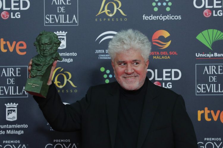 El director Pedro Almodóvar posa tras ganar el premio Goya a la mejor película por "Dolor y gloria", la madrugada del domingo 26 de enero del 2020 en Málaga, España. (AP Foto/Manu Fernández)