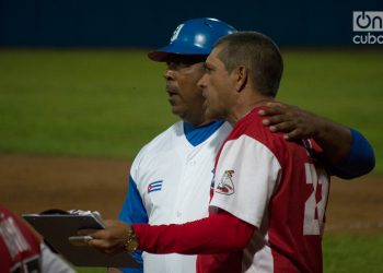 Guillermo Carmona (izquierda) será el nuevo manager de Industriales tras fungir como coach del equipo durante las dos últimas temporadas. Foto: Otmaro Rodríguez.