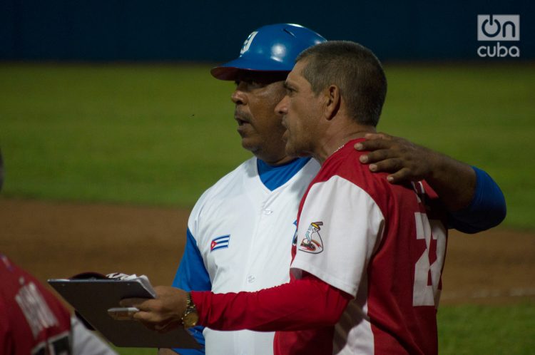 Guillermo Carmona (izquierda) será el nuevo manager de Industriales tras fungir como coach del equipo durante las dos últimas temporadas. Foto: Otmaro Rodríguez.