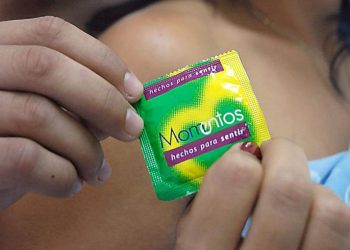 Condones de la marca Momentos, que se comercializan en Cuba. Foto: Granma / Archivo.