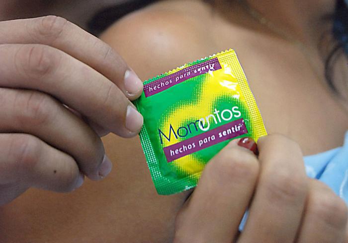 Condones de la marca Momentos, que se comercializan en Cuba. Foto: Granma / Archivo.