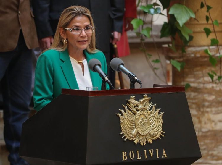 La presidenta interina boliviana, Jeanine Áñez, da un discurso en el Palacio de Gobierno donde indicó que Bolivia se libró de "un destino como el de Venezuela" al acabar con la "violencia" y la "corrupción" de la era de Evo Morales en el poder, este miércoles, en La Paz (Bolivia). Foto: EFE/ Martín Alipaz