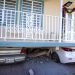 Una vivienda cayó sobre vehículos estacionados después de un terremoto registrado en Guánica, Puerto Rico, el lunes 6 de enero de 2020. Un sismo de magnitud 5,8 remeció Puerto Rico en la madrugada del lunes, provocando pequeños deslaves, cortes en el suministro eléctrico y graves grietas en algunas viviendas. (AP Foto/Carlos Giusti)