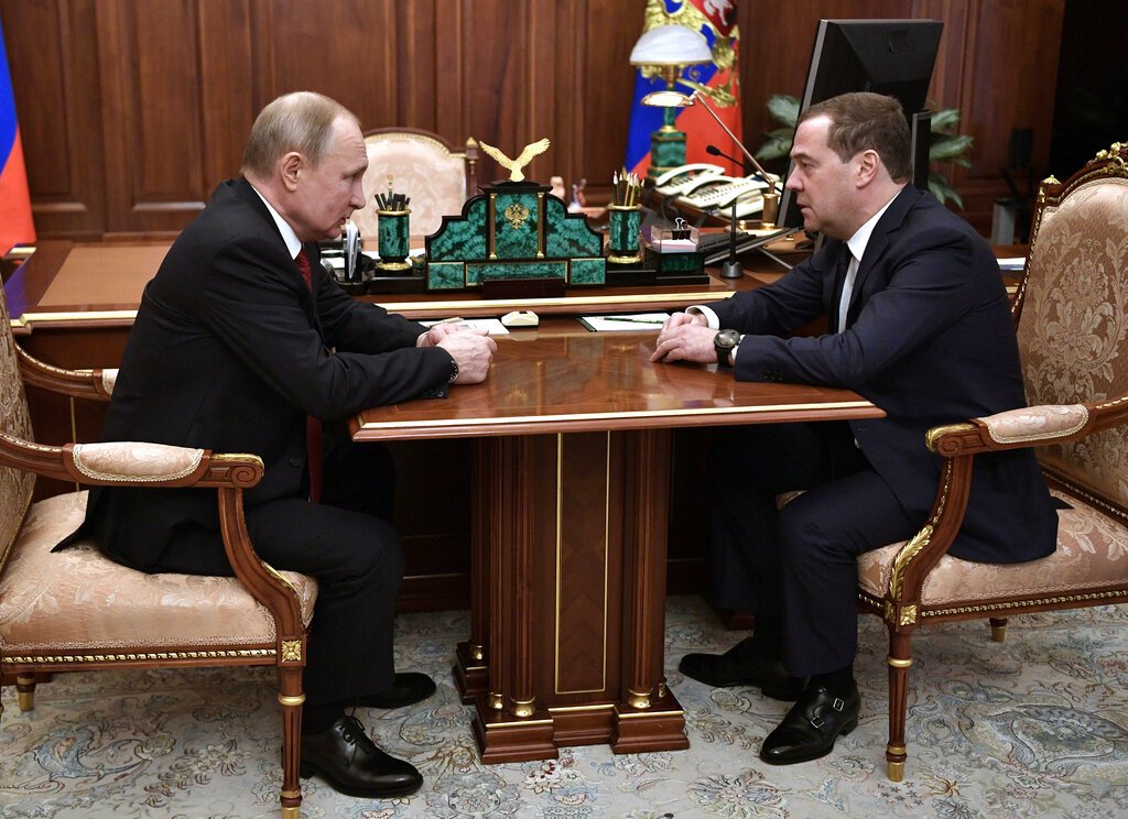 El presidente ruso Vladimir Putin (i) con el primer ministro Dmitry Medvedev en el Kremlin en Moscú el 15 de enero del 2020. Foto: Alexei Nikolsky, Sputnik, Kremlin Pool vía AP.