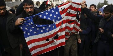 Manifestantes queman una bandera estadounidense durante una manifestación en Teherán, el viernes 3 de enero de 2020, contra el ataque de Estados Unidos que provocó la muerte del general iraní Qassem Soleimani. Foto: Vahid Salemi / AP.