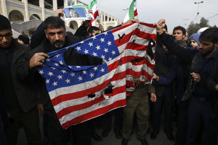 Manifestantes queman una bandera estadounidense durante una manifestación en Teherán, el viernes 3 de enero de 2020, contra el ataque de Estados Unidos que provocó la muerte del general iraní Qassem Soleimani. Foto: Vahid Salemi / AP.
