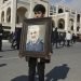 Un niño carga un retrato del general iraní Qassem Soleimani, quien murió en un ataque perpetrado por Estados Unidos en Irak, el viernes 3 de enero de 2020 en Teherán, Irán. (AP Foto/Vahid Salemi)