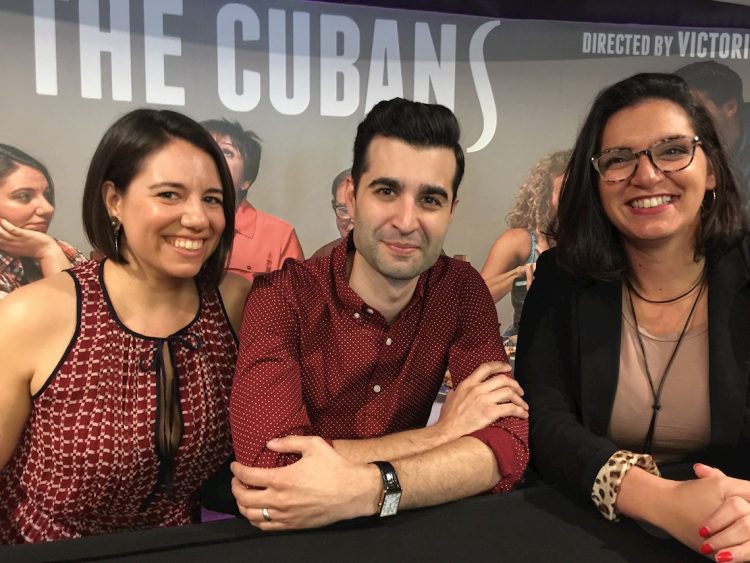 El autor de la obra "The Cubans" (Los cubanos), el dramaturgo cubano-estadounidense Michael León (c); la directora Victoria Collado (d), y la actriz Ashley Álvarez (i) durante una entrevista con la agencia Efe en Miami, Florida (EE.UU.), el 20 de enero de 2020. Foto: Ana Mengotti / EFE.