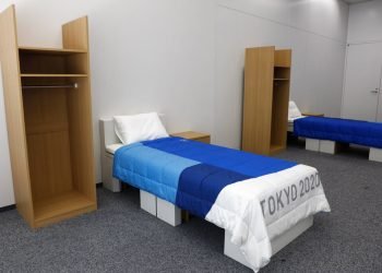 Dos lotes de muebles de dormitorio, que incluyen camas hechas de cartón, para los Juegos Olímpicos y Paralímpicos de Tokio 2020, expuestos en una habitación de muestra, el jueves 9 de enero de 2020.  (AP Foto/Jae C. Hong)