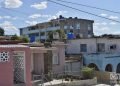 Casas y edificio reconstruido en la zona de la avenida Rotaria, en el municipio de Regla, un año después del paso del tornado por La Habana en enero de 2019. Foto: Otmaro Rodríguez.