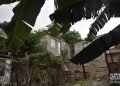 Vista exterior de la casa de Dángelo Herrera (izq-arriba), en el reparto Chibás del municipio de Guanabacoa, a un año del paso por La Habana del tornado de enero de 2019. Foto: Otmaro Rodríguez.