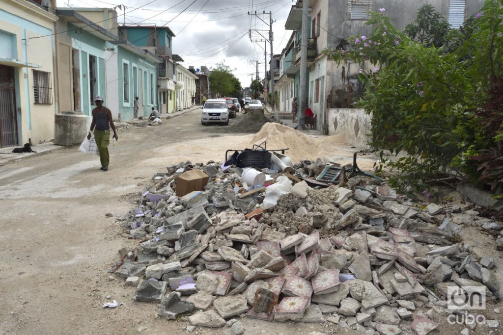 Escombros en una zona reconstruida del municipio de 10 de Octubre, a un año del paso por La Habana del tornado de enero de 2019. Foto: Otmaro Rodríguez.