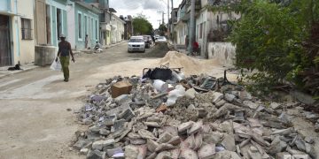 Escombros en una zona reconstruida del municipio de 10 de Octubre, a un año del paso por La Habana del tornado de enero de 2019. Foto: Otmaro Rodríguez.