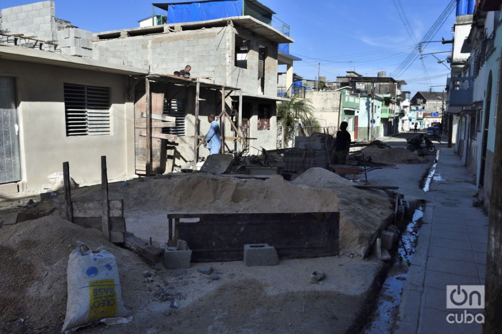 Vista de una zona en reconstrucción en el municipio de 10 de Octubre, a un año del paso por La Habana del tornado de enero de 2019. Foto: Otmaro Rodríguez.