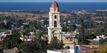 Fotografía del 17 de enero de 2020 que muestra una vista de la ciudad de Trinidad y su campanario, en Sancti Spíritus. Foto: EFE/ Yander Zamora