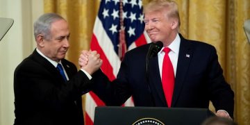 El presidente estadounidense, Donald Trump (d), junto al primer ministro israelí, Benjamin Netanyahu (i), durante una ceremonia en la Casa Blanca, en Washington, donde Trump describió su plan de paz para Oriente Medio como una "solución realista de dos Estados", aunque propuso reservar para Israel parte de Cisjordania y Jerusalén como "capital íntegra". Foto: EFE/ Michael Reynolds