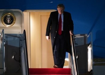 El presidente Donald Trump sale del avión presidencial el miércoles 22 de enero de 2020, en la base de Andrews, Maryland, a su regreso del Foro Económico Mundial en Davos, Suiza. (AP Foto/Kevin Wolf)