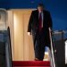 El presidente Donald Trump sale del avión presidencial el miércoles 22 de enero de 2020, en la base de Andrews, Maryland, a su regreso del Foro Económico Mundial en Davos, Suiza. (AP Foto/Kevin Wolf)