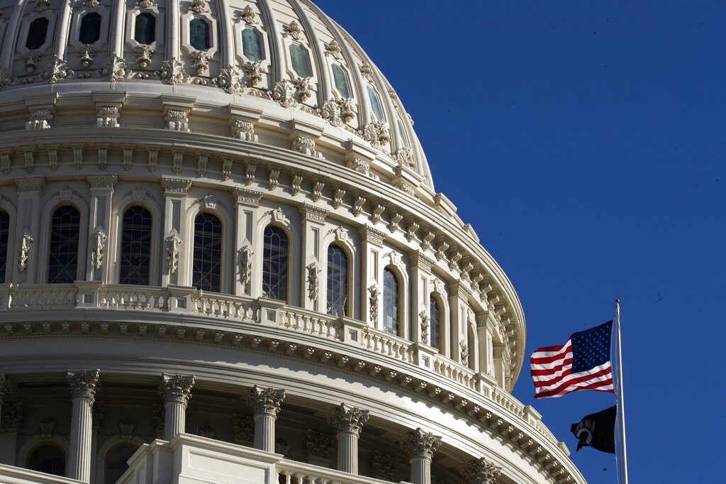 La bandera de Estados Unidos ondea en el Capitolio, en Washington, el domingo 19 de enero de 2020. Foto: Manuel Balce Ceneta / AP.