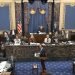 El representante demócrata Adam Schiff, quien encabeza el proceso de juicio político contra el presidente Donald Trump, habla durante los procedimientos en el Capitolio el jueves 23 de enero de 2020. (Televisión del Senado vía AP)