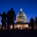 La noche cae en el Capitolio, en Washington, la noche del miércoles 22 de enero de 2020, durante el juicio político del presidente Donald Trump. Foto: AP/J. Scott Applewhite