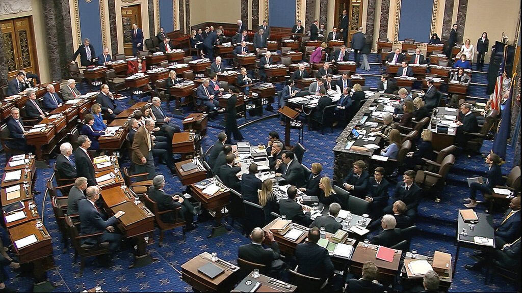 Imagen tomada de un video de senadores votando la moción de permitir nuevos testigos y evidencia en el juicio político contra el presidente Donald Trump en el Capitolio de Estados Unidos en Washington, el viernes 31 de enero de 2020. Foto: Senate Television vía AP.